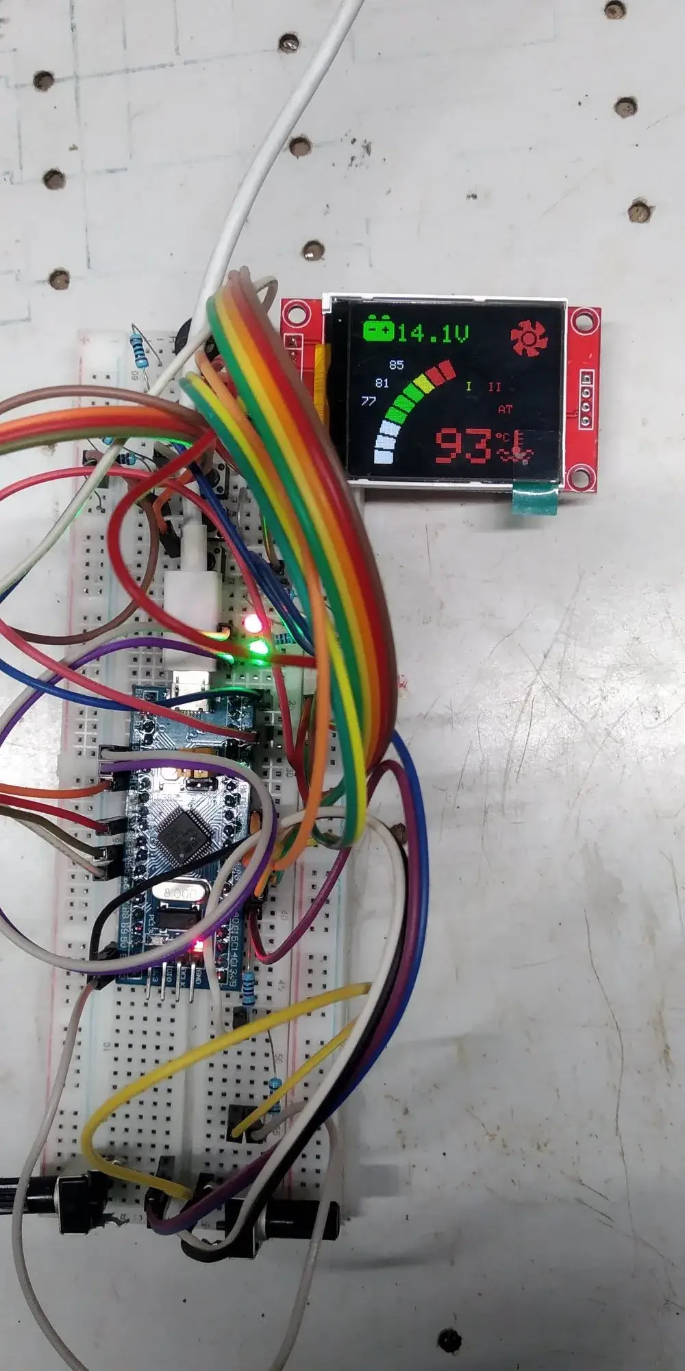 La misma pantalla marcando 93 grados en rojo, con la barra de segmentos casi llena en amarillo y rojo y el icono del ventilador encendido en la esquina superior derecha