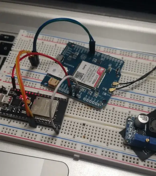 ESP32 cableado a un shield celular durante las pruebas de conectividad de la segunda iteración.