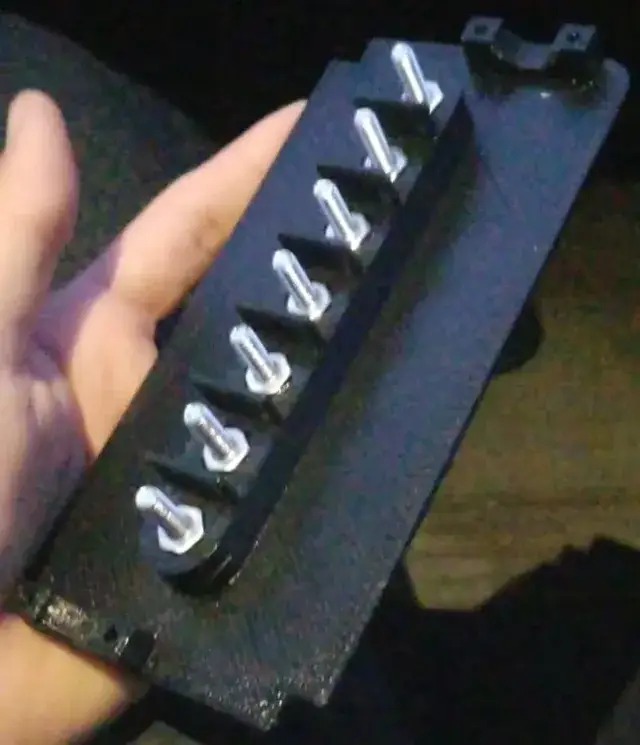 Detalle de los puntos de fijación del compartimento de doble fondo.