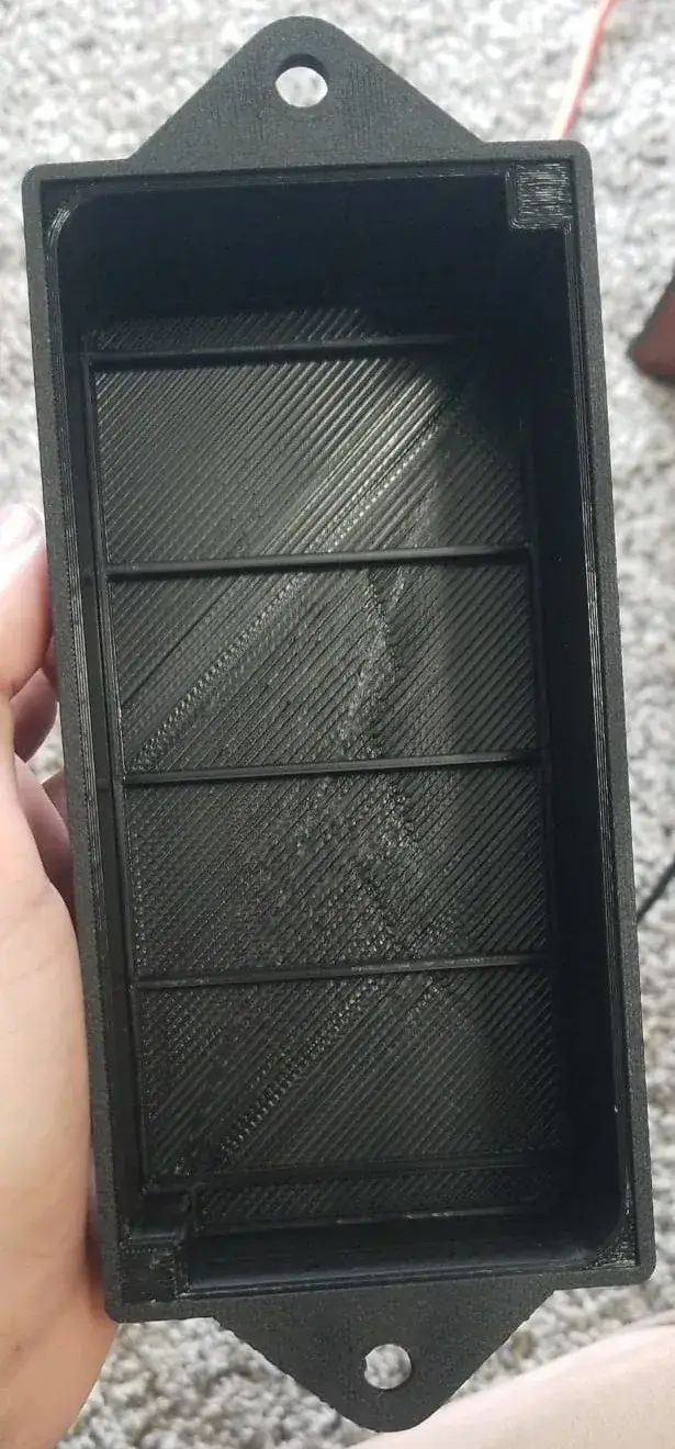 Compartimento interior impreso en 3D que aloja la placa y la antena dentro de la caja de conexiones del trailer.