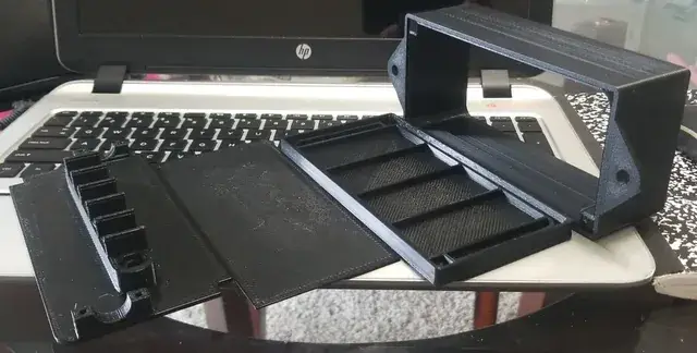 Piezas impresas en 3D del compartimento de doble fondo, antes de ensamblar.
