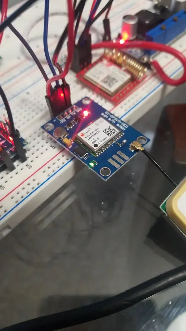 Módulo GPS NEO-6M conectado en protoboard junto al módulo celular, primera iteración.