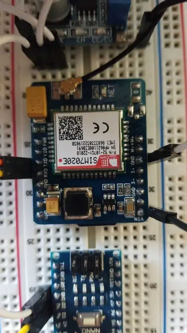 Primer prototipo: módulo celular apilado sobre un Arduino Nano en protoboard.