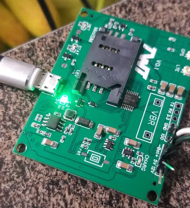 PCB a la medida con el ESP32 y el módem celular soldados directamente, eliminando los cables sueltos entre componentes.