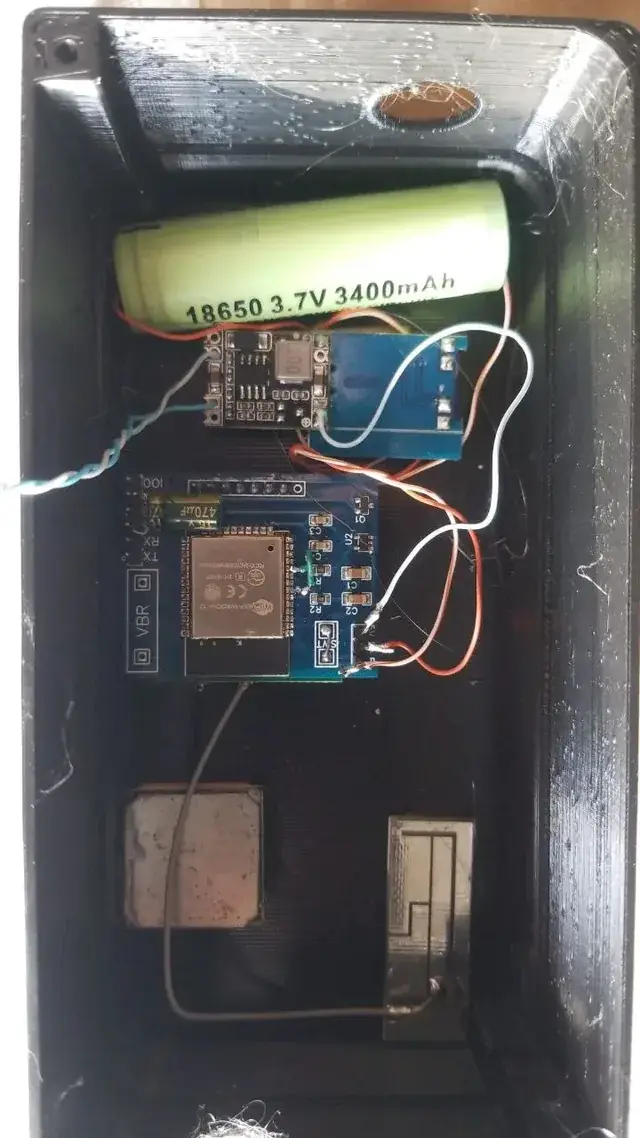 Primer plano del ESP32-WROOM-32 soldado sobre la placa reguladora ya fabricada.